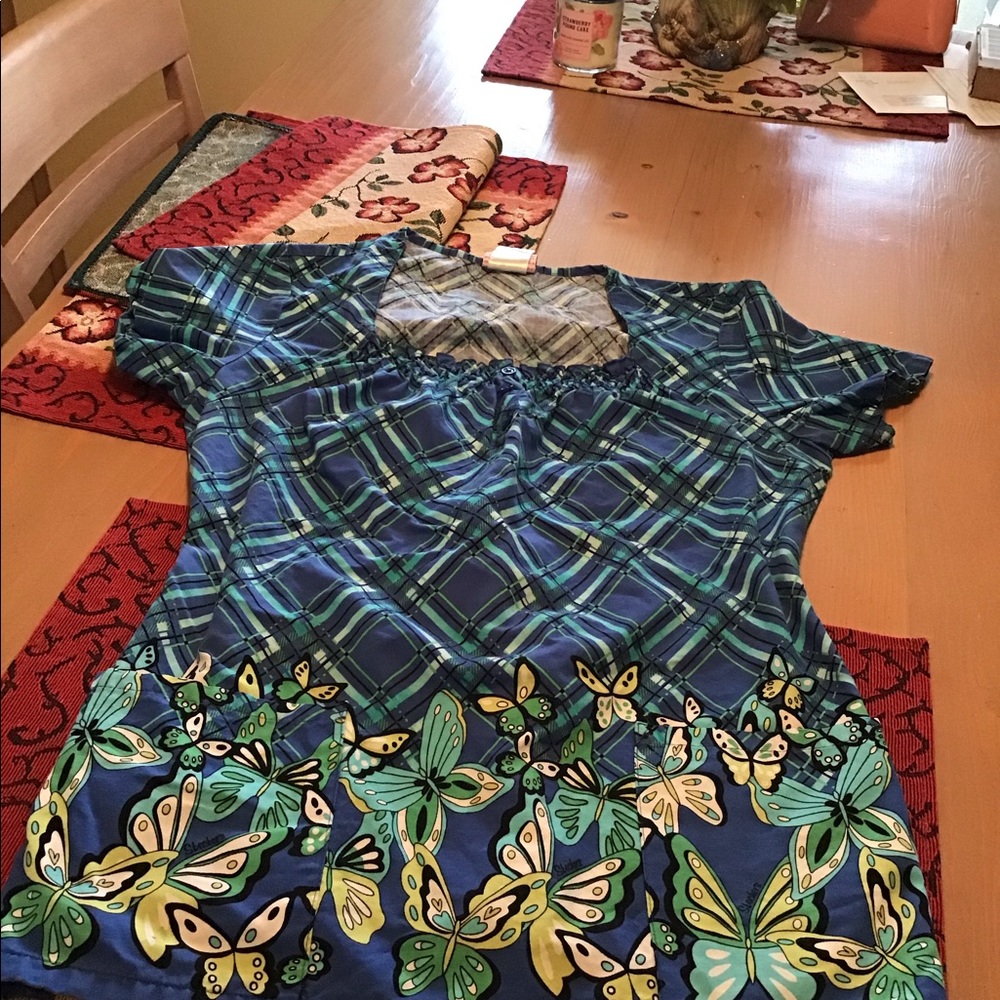 SKETCHERS SCRUB TOP SM EUC BUTTERFLY DESIGN